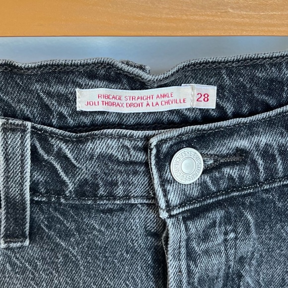 Levi’s Ribcage Straight Ankle Jeans | 28 - Picture 9 of 11